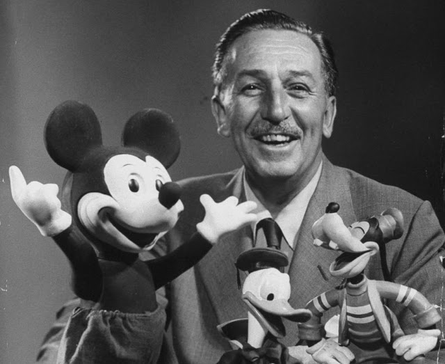 Walt Disney com suas criações: Mickey Mouse, Pato Donald e Pateta